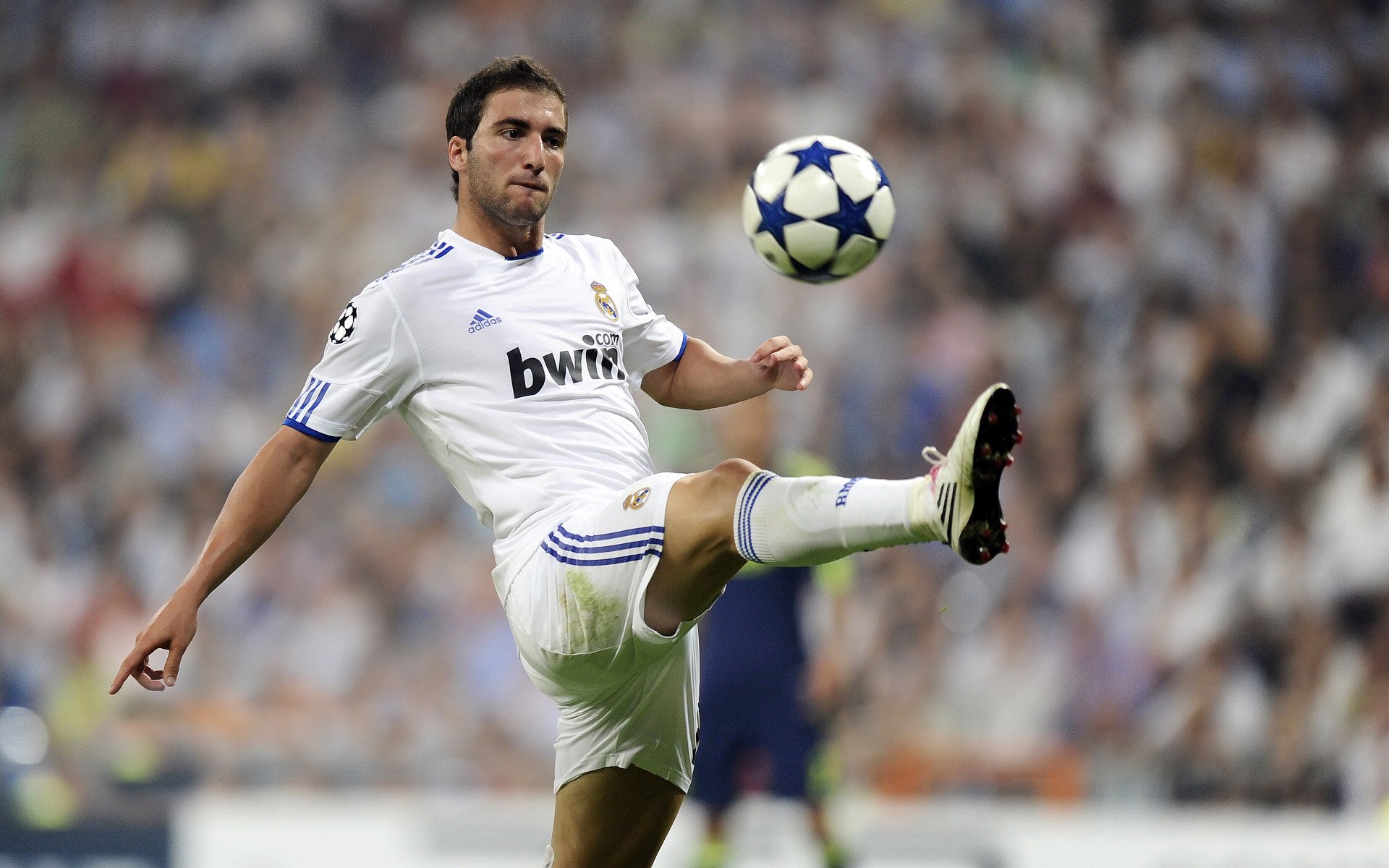 爱游戏内容中心-英超逆转神奇，精彩球员表现令人振奋，英超转会纪录